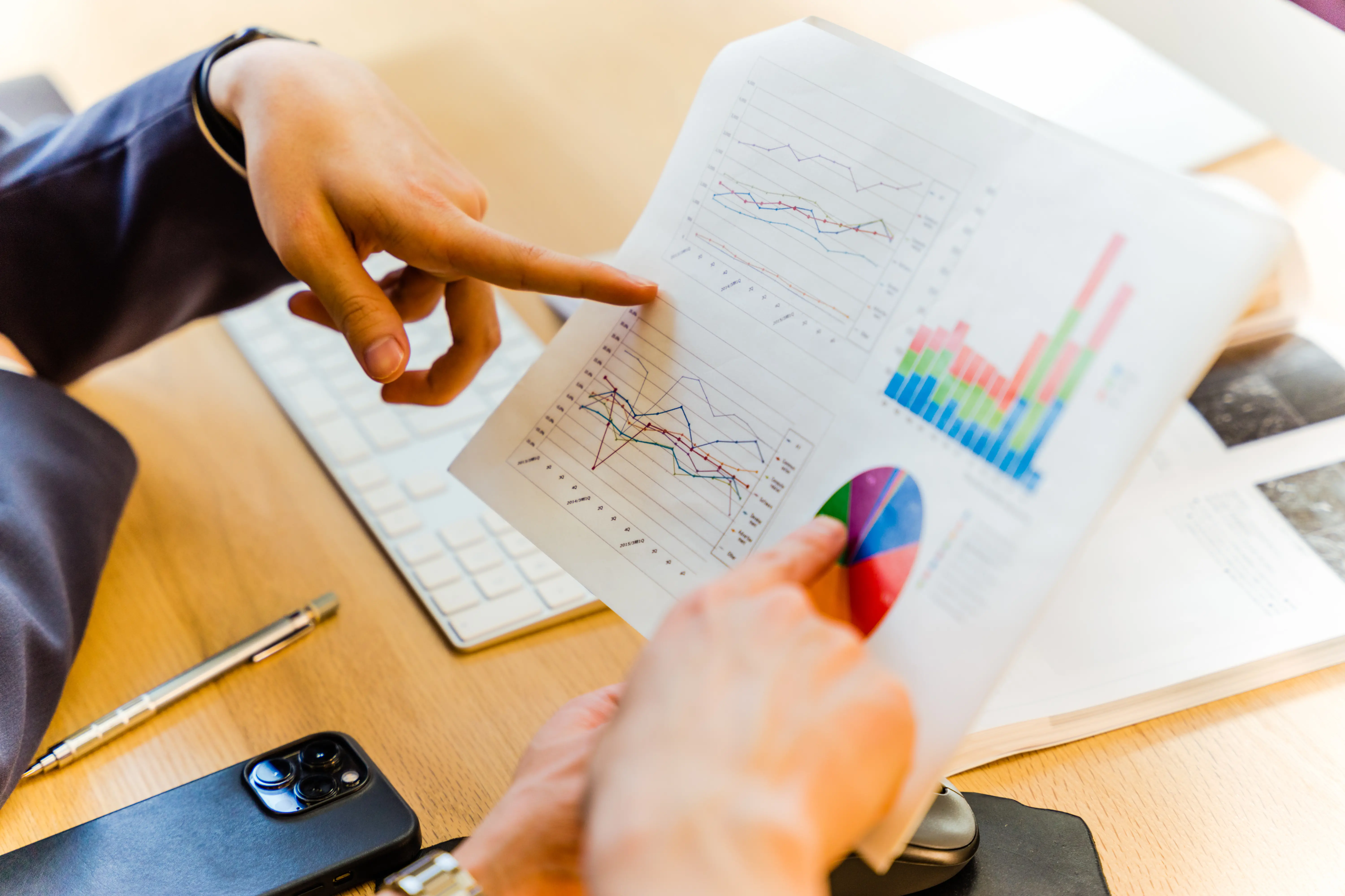 データやグラフを確認しながら相談する様子