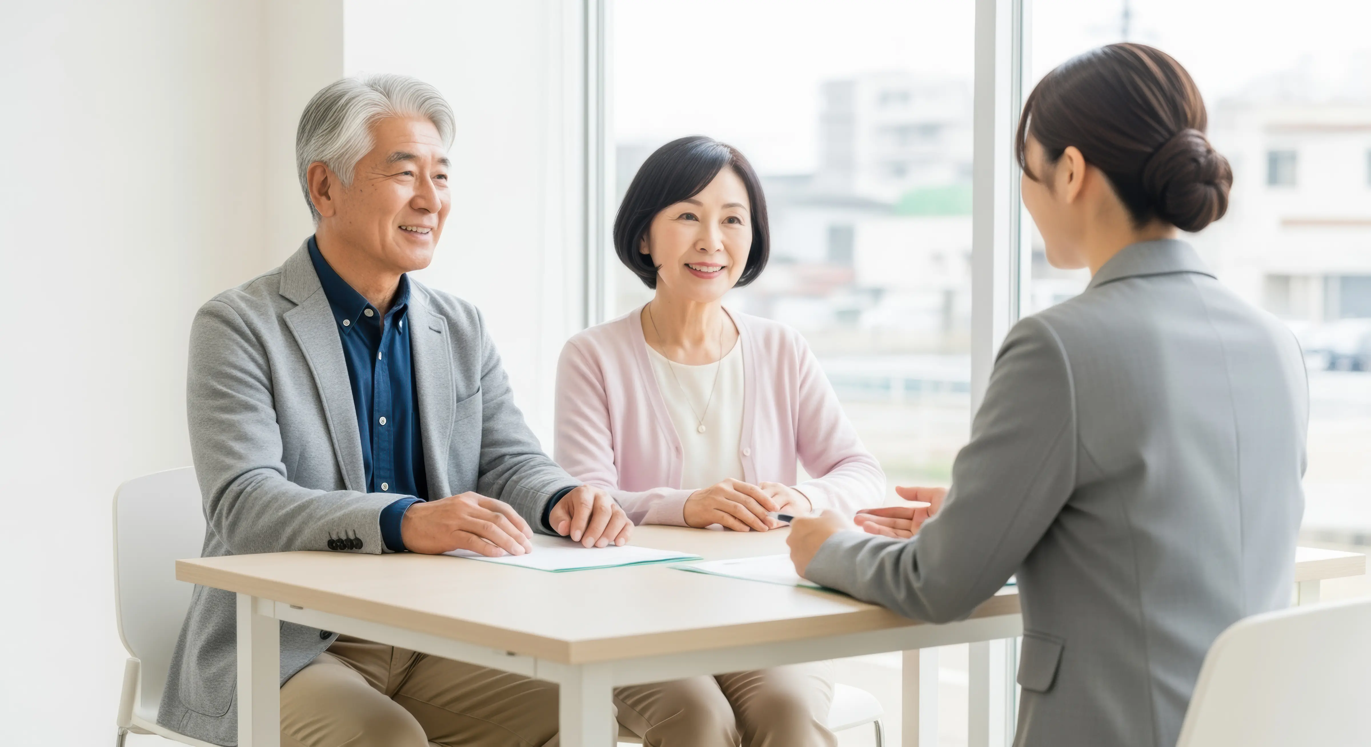 地域密着のスタッフがお客様と相談している様子